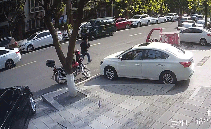 快遞小哥停車未熄火,7歲女孩誤騎撞轎車