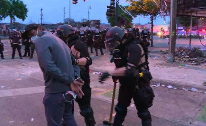 CNN记者直播明州抗议时被捕,双手被反扣戴上手铐