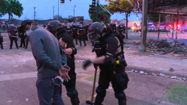 CNN记者直播明州抗议时被捕，双手被反扣戴上手铐