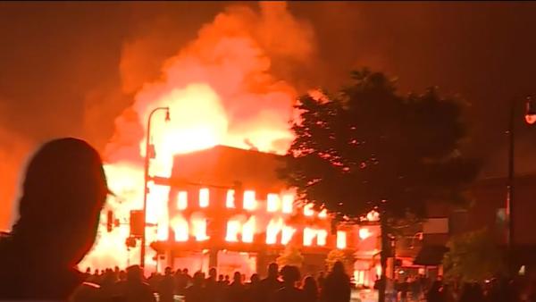 明市多处建筑遭到纵火，失火大楼轰然倒塌