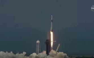 SpaceX龙飞船首次载人飞行成功发射升空