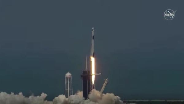 SpaceX龙飞船首次载人飞行成功发射升空