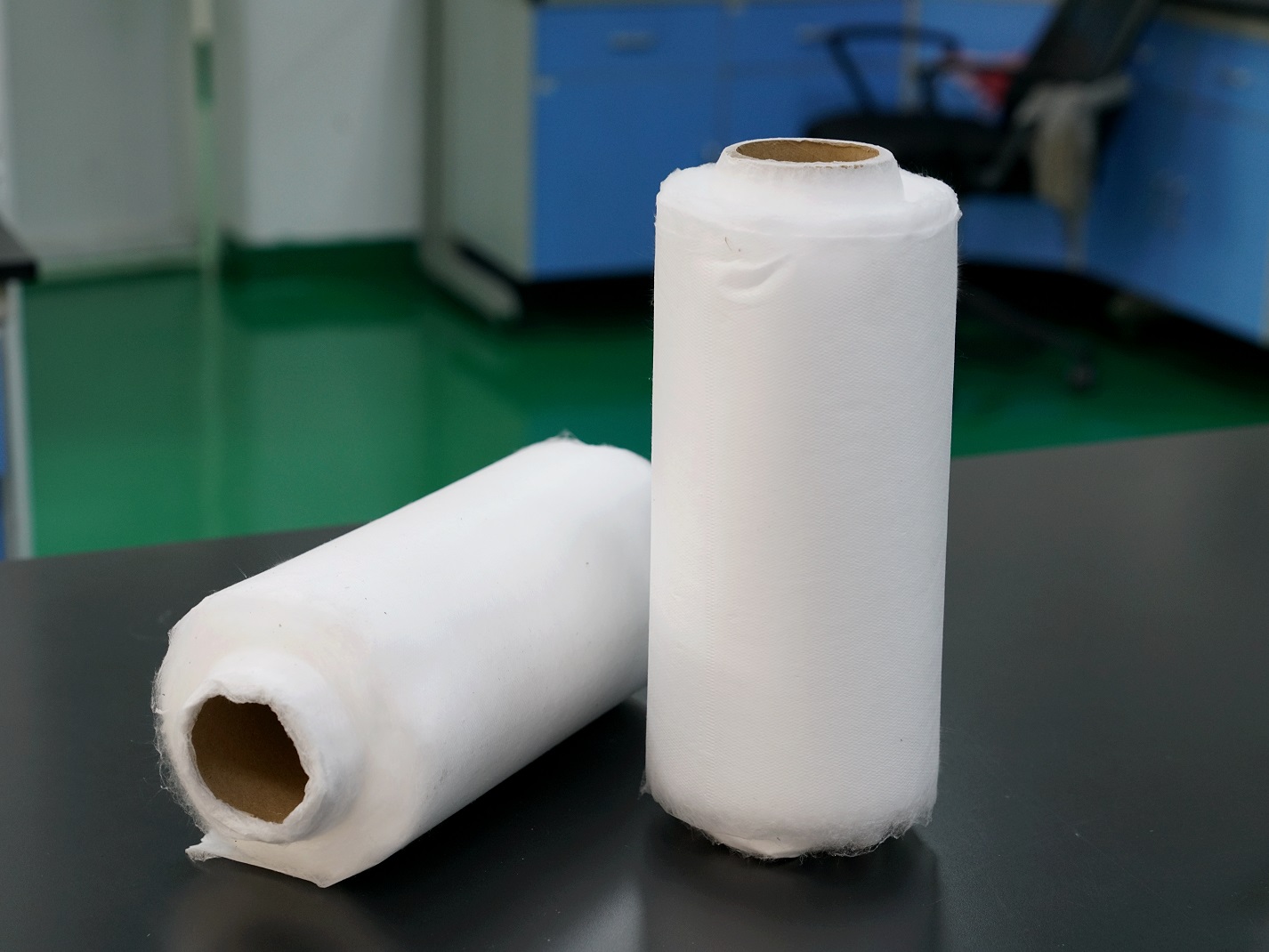 利用口罩专用料生产出的熔喷布,俗称口罩的"心脏",能过滤细菌,阻止