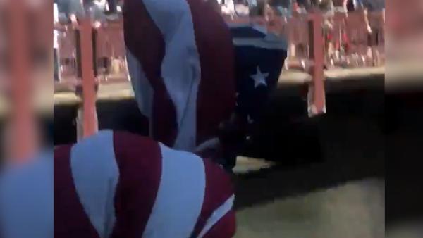 示威者高喊“烧了它”！特朗普大厦前美国国旗被扔进河