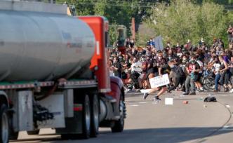 惊险！不明油罐车高速冲撞明州抗议人群
