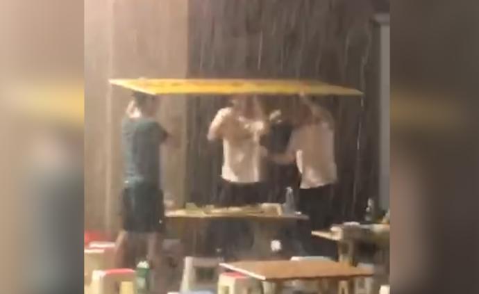 4男子雨中頂紙板喝酒:朋友兩年沒見,瘋狂一次