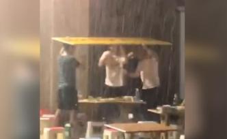 4男子雨中顶纸板喝酒：朋友两年没见，疯狂一次