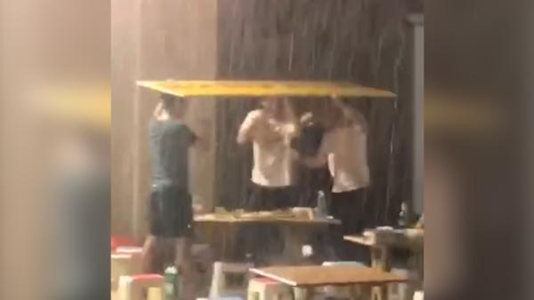 4男子雨中顶纸板喝酒：朋友两年没见，疯狂一次
