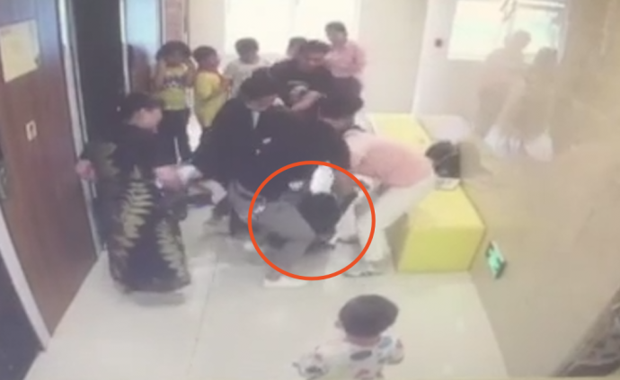 女兒托管班丟錢后，老師遭家長帶人圍毆