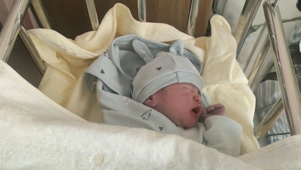 抗疫烈士彭银华的女儿出生，妻子：我生了个漂亮宝宝