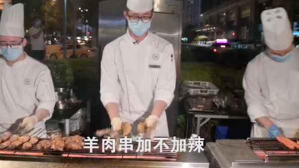 武汉五星酒店摆烧烤排档，总厨变烤串师傅