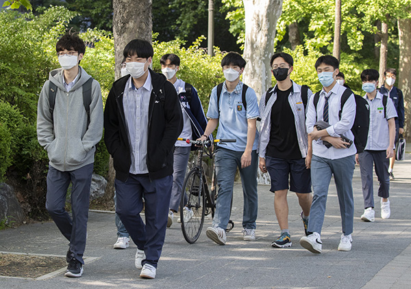 5月27日,韩国首尔普成中学的学生们返校复课.