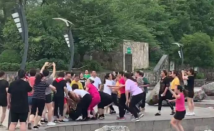 两拨广场舞大妈扭打，社区：为抢第一排
