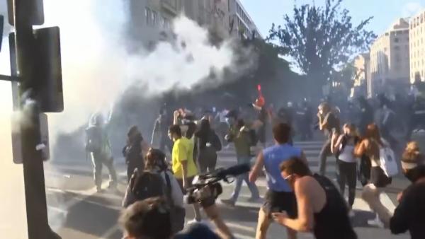 特朗普讲话前，警方向和平抗议者扔催泪弹