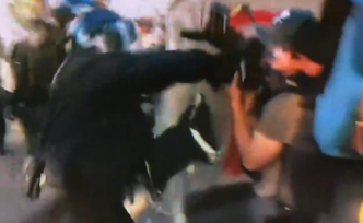 不分青红皂白，美国警察重拳殴打澳大利亚记者