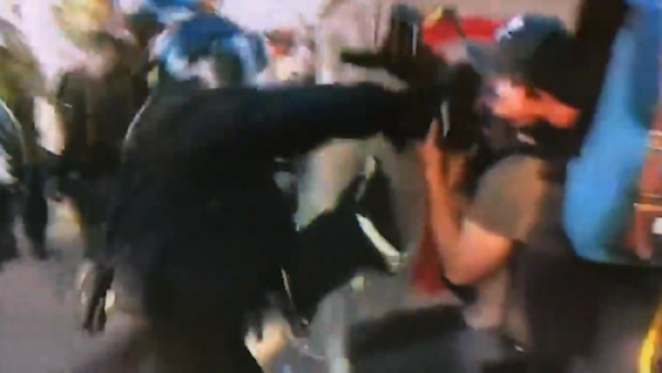 不分青红皂白，美国警察重拳殴打澳大利亚记者