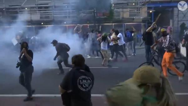暴力清场！警方竟向白宫外和平抗议者发射催泪弹