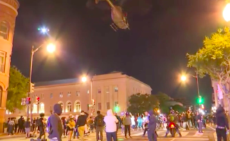 华盛顿宵禁，美军出动直升机低飞驱散抗议者
