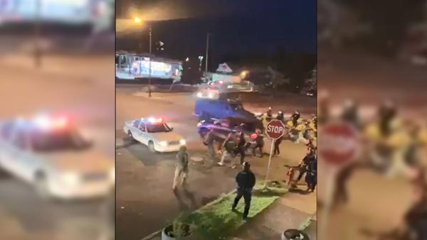 纽约州抗议现场SUV冲撞警察，至少两名警员受伤