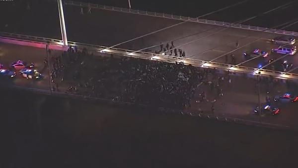 美国得州冲突升级：300名示威者大桥上对峙警方