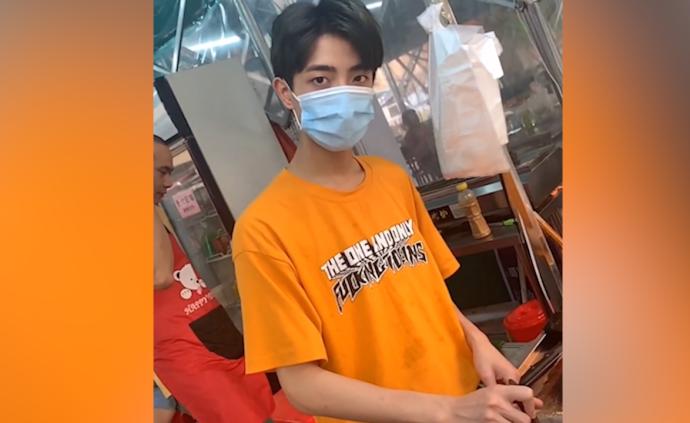 出摊丨卖烤串小哥长相帅气走红：有人一周光顾6次