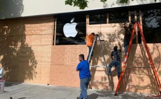 防止被打砸，美国苹果门店外围竖木板