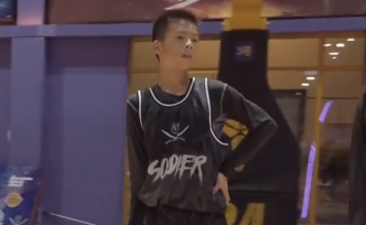 对话14岁“独臂篮球少年”父亲：买三百元左右的球鞋支持他