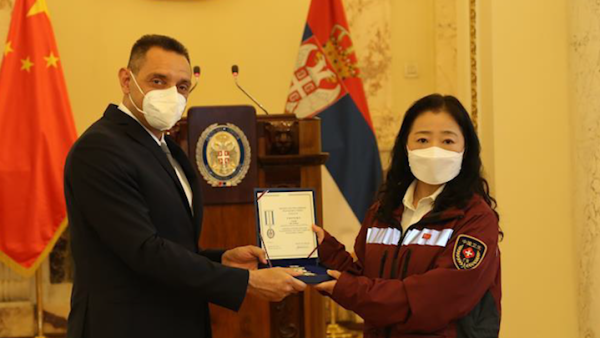 塞尔维亚向3名中国抗疫专家授勋