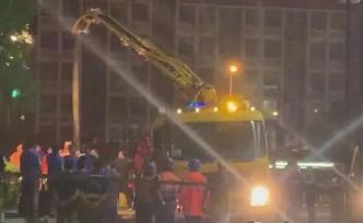郑州一名三岁孩子不慎掉入窨井，消防市政正在救援