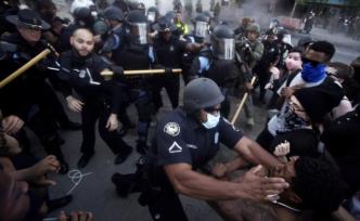 美抗议者冲入亚特兰大CNN总部：台标遭涂鸦，警民激烈对峙