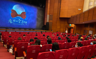 疫情后首部音乐剧上海首演，300位观众冒雨赴“魔女”之约