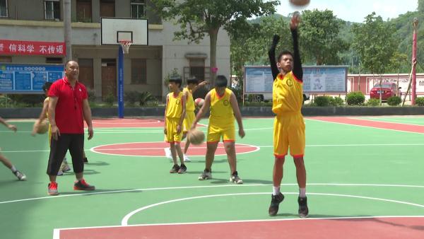 对话14岁“独臂篮球少年”：玩球让我兴奋，想打正式比赛