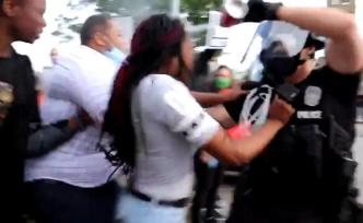 相隔数米喊话，美国警察冲向抗议者喷射辣椒水