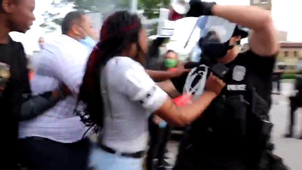 相隔数米喊话，美国警察冲向抗议者喷射辣椒水