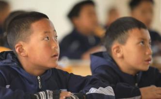 傈僳族老村落脱贫，孩子在新学校上课