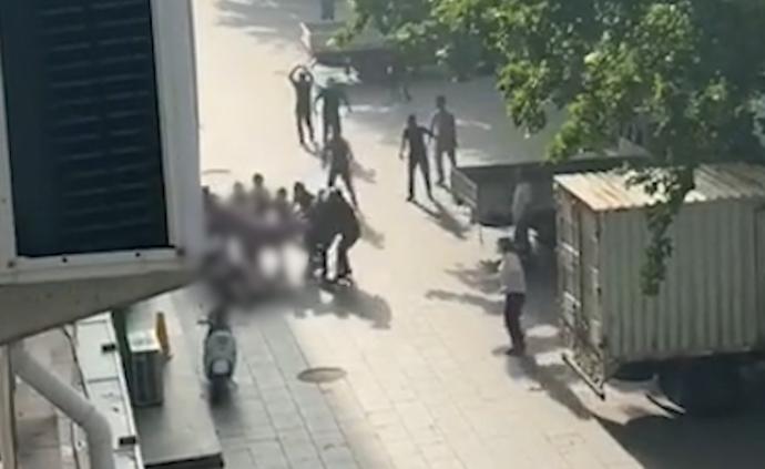 青島女子跳樓輕生多人拉被子接，一施救者被砸