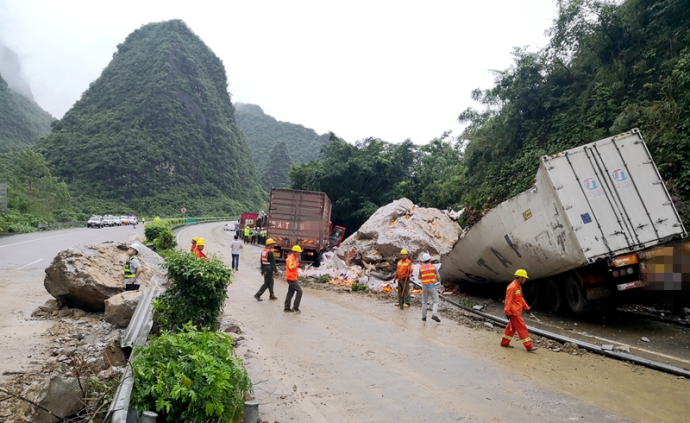 兰海高速广西段滑坡，20吨巨石砸中两大车