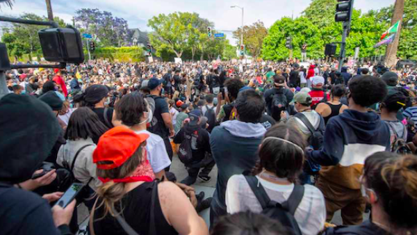 要求开除警局局长，抗议者长跪洛杉矶市长家门口
