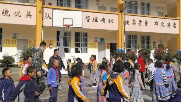 傈僳族老村落脱贫，孩子走进新校园