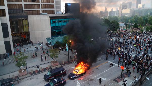 美国抗议人群冲击CNN总部：丢掷爆炸物焚烧警车
