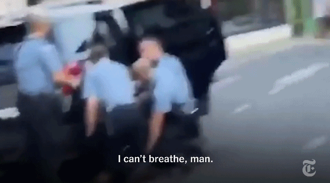 路过的群众拍下的视频显示，弗洛伊德被警察压住身体，发出“我不能呼吸”的求救