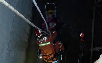 重庆一建筑工地女工人不慎坠入深井，消防利用三脚架滑轮救援