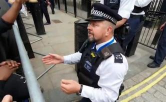 英民众首相府前抗议，警察在非裔男子前半跪支持