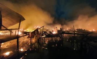 马来西亚仙本那30间水上木屋烧毁，近200人失去家园