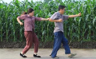 温州一对农民夫妻同跳鬼步舞吸引百万粉丝，简单快乐感动网友