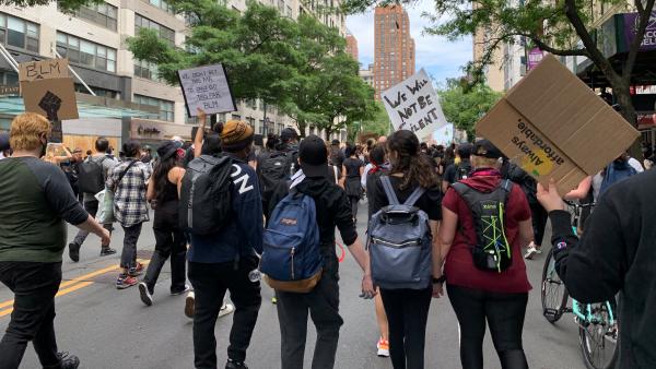 纽约现场｜留学生亲历示威游行，疫期市民情绪升温渴望发声