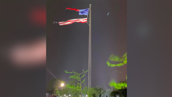 世界最大一面美国国旗在雷暴中被撕成两半