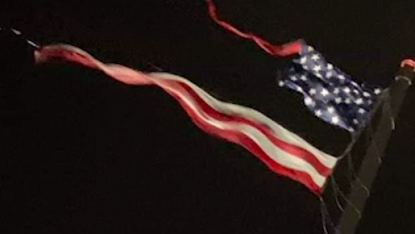 全球最大的一面美国国旗风暴中被撕裂成两半