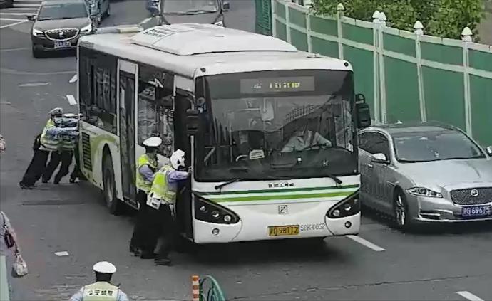 團(tuán)結(jié)=力量!民警合推拋錨公交排堵保暢