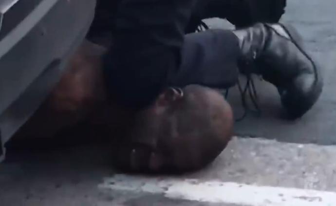 非裔男子死亡案同車關(guān)鍵證人:弗洛伊德全程卑微無(wú)反抗